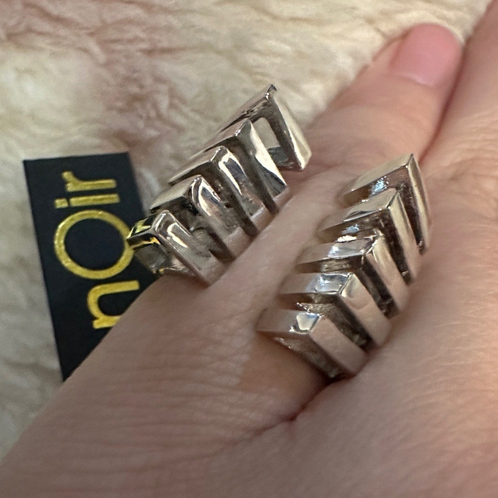 nOir Jewelry Silver Tone Geometric Chevron Open Ring Size 7 statement